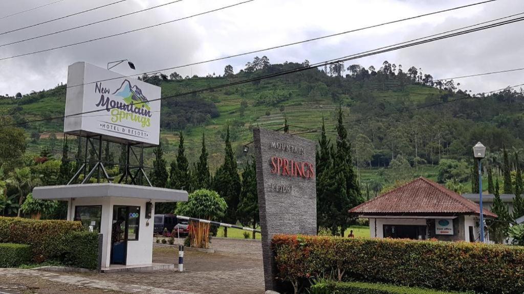 New Mountain Springs Hotel & Resort Lembang Exterior photo